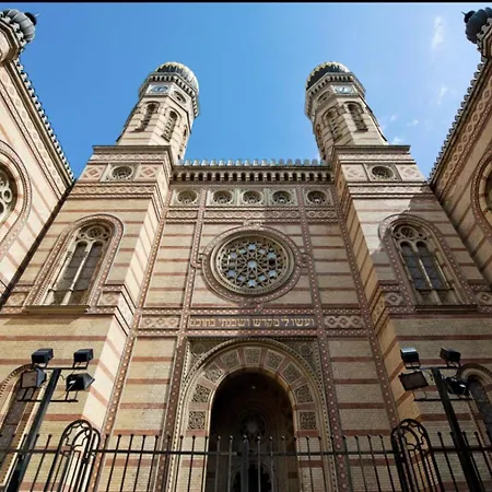 Golbarg Synagoge In Heart Of * بودابست