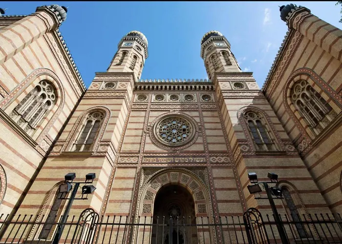Golbarg Synagoge In Heart Of * بودابست